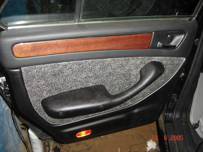 Дверь ГАЗ 3110 в автосервисе

